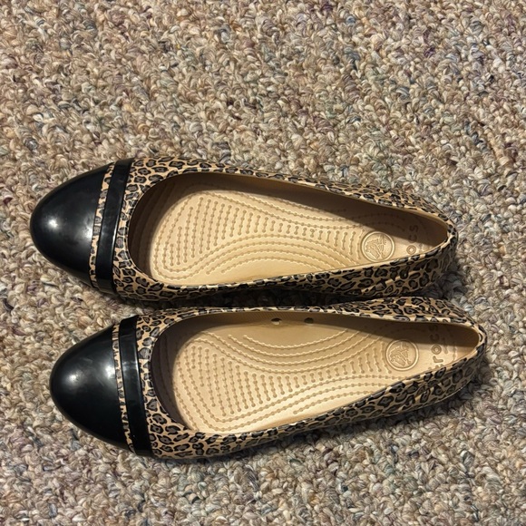6W Women's Leopard Print Crocs Flats - Picture 1 of 5